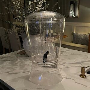 Clear Beverage Dispenser with Spigot. 3 Gallon with fruit infuser.